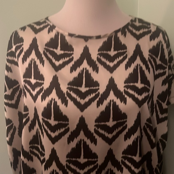 Black and White Geometric Pattern Top - Picture 2 of 4